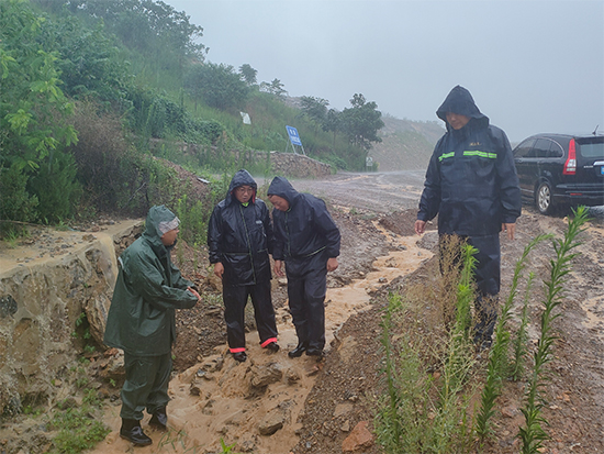 雨中巡查不停歇  全力筑牢防汛線